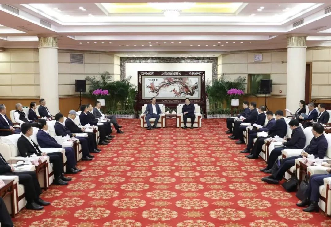 平博董事长李军受邀出席华中科技大学第十六届企业家论坛，，，并发演出讲